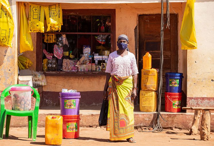 Bonden Jamia Salimo i Moçambique har precis handlat tvål, salt och matolja.