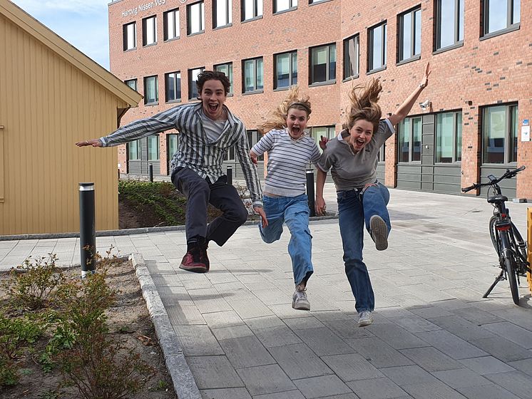 Leo, Andrea og Eira  er konferansierer på årets 17. mai festkonsert