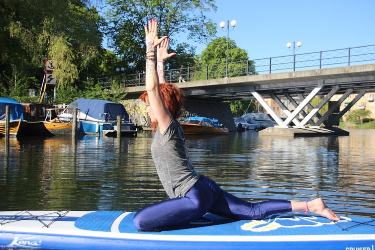 Elin Wennman, SUP-yoga i Tantolunden, Stockholm