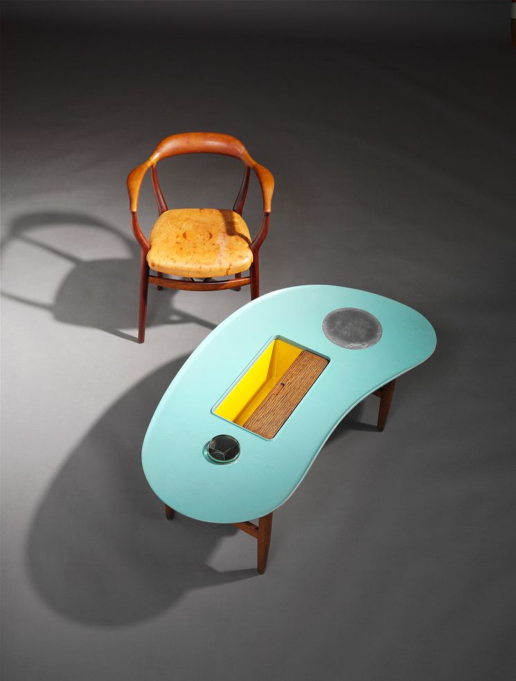 Finn Juhl: "FJ 44" armchair and unique coffee table (1944-45)