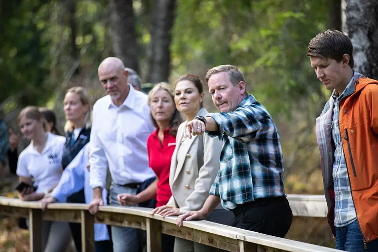 Robert Henriksson, arbetsledare Skog och natur i Katrineholms kommun guidar H.K.H Kronprinsessan Victoria i våtmarken