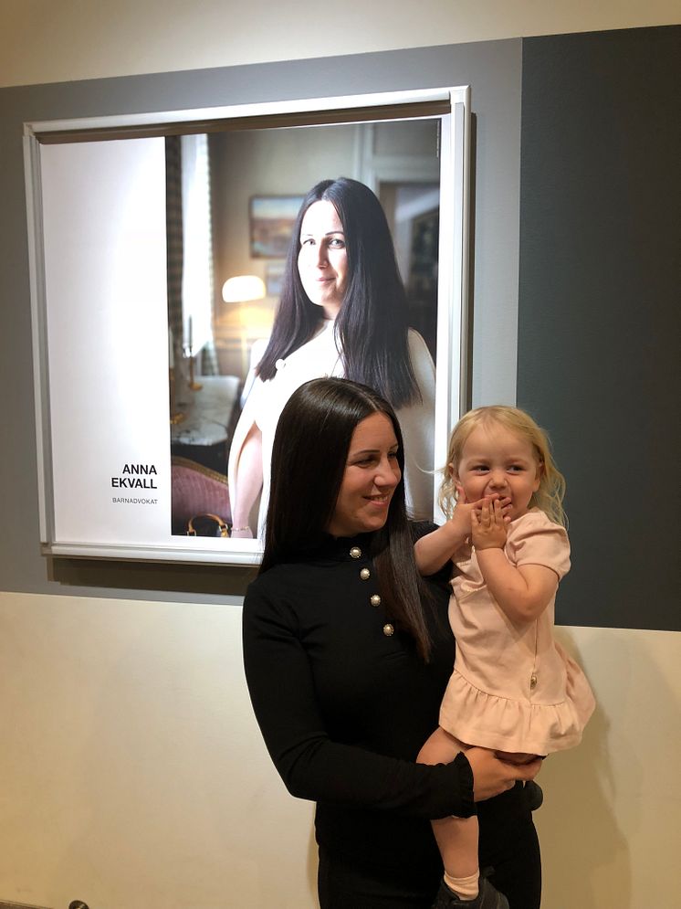 Anna Ekvall med dottern Annabelle framför sitt porträtt