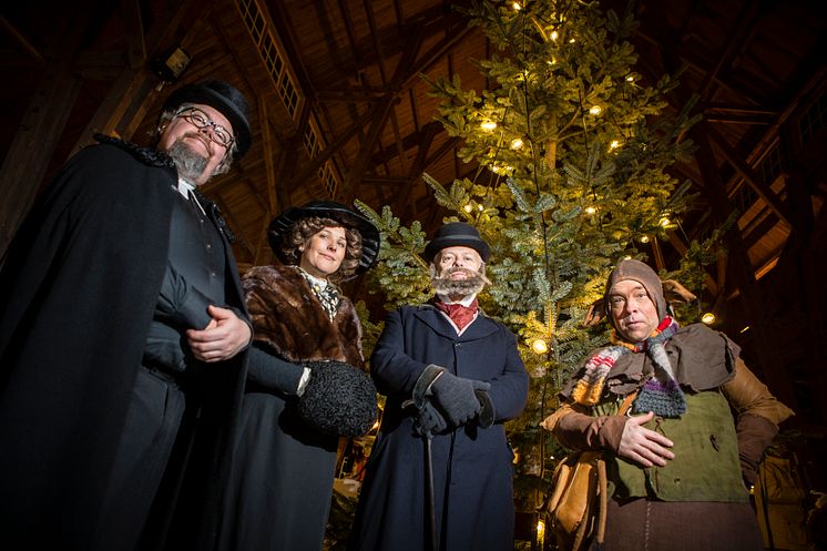 Herrskapet Dickson och slottets väsen Lubberkin minglar med julmarknadsbesökarna