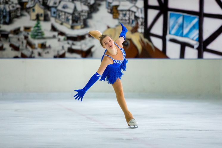 Gaststar Sarah Lombardi stellt mit HOLIDAY ON ICE Hauptdarsteller Wesley Campbell neue Show SUPERNOVA in Frankfurt vor