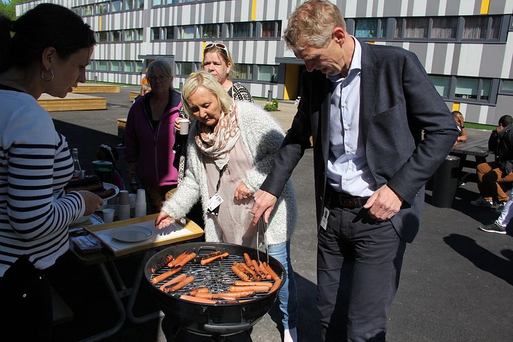 Direktør Jon Carlsen grillet pølser til beboerne på Skullerud, sammen med bomiljøarbeider Elisabet Johansen.