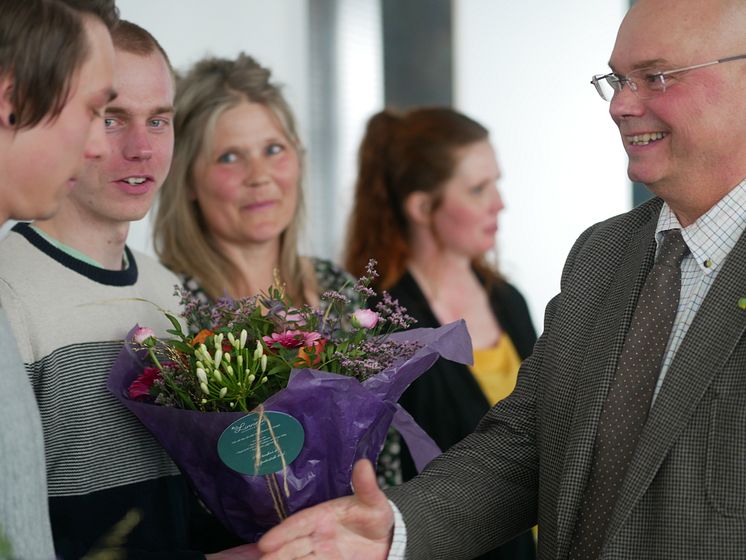 Mats gärd (ordförande i Juryn) gartulerar Emil Sellsve och William Lönn