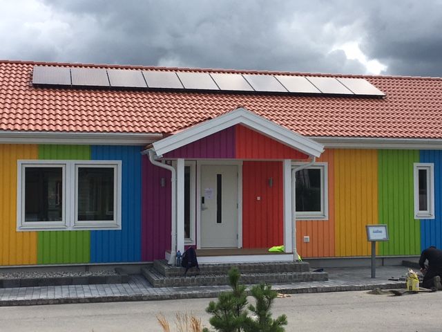 Regnbågshus med solpaneler från NIBE Energy Systems