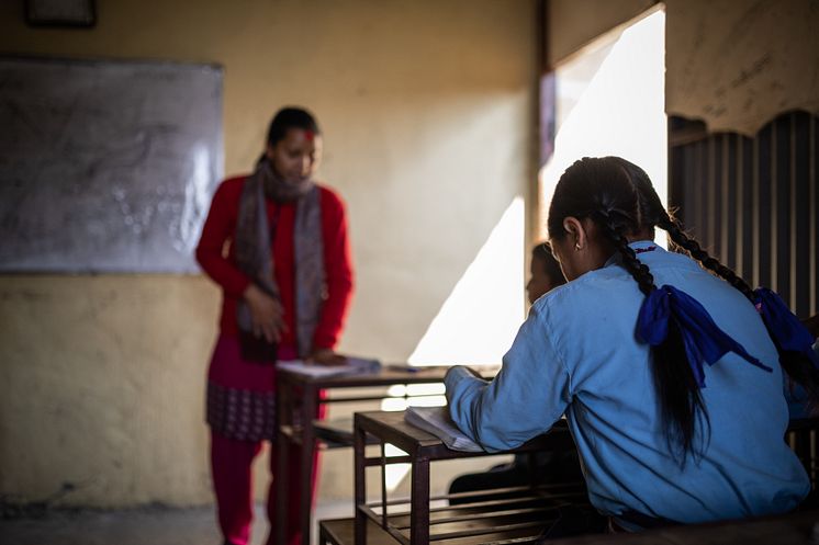 Jente på skole i Nepal