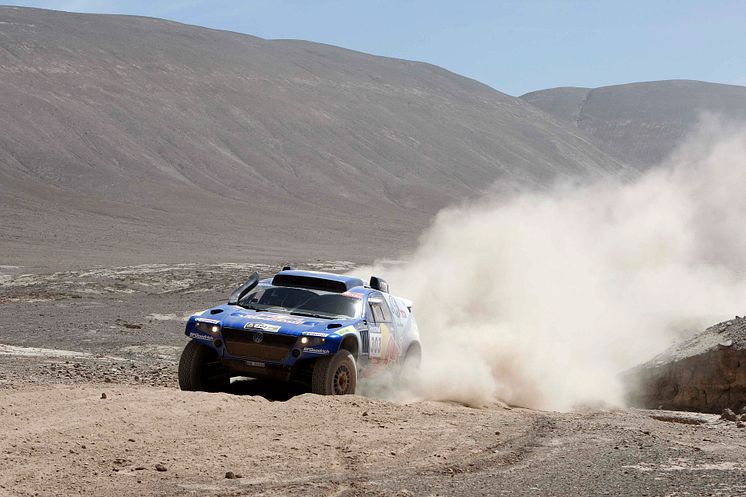 Carlos Sainz och Lucas Cruz, Volkswagen, har gått upp i totalledning i Dakar-rallyt. 
