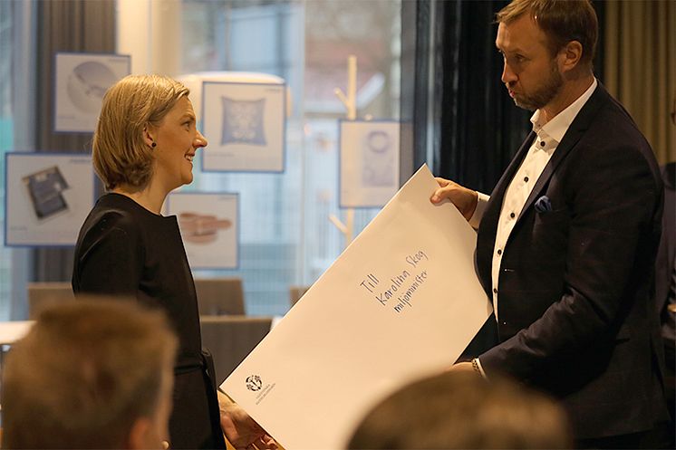 Överlämning av brev till miljöminister Karolina Skog