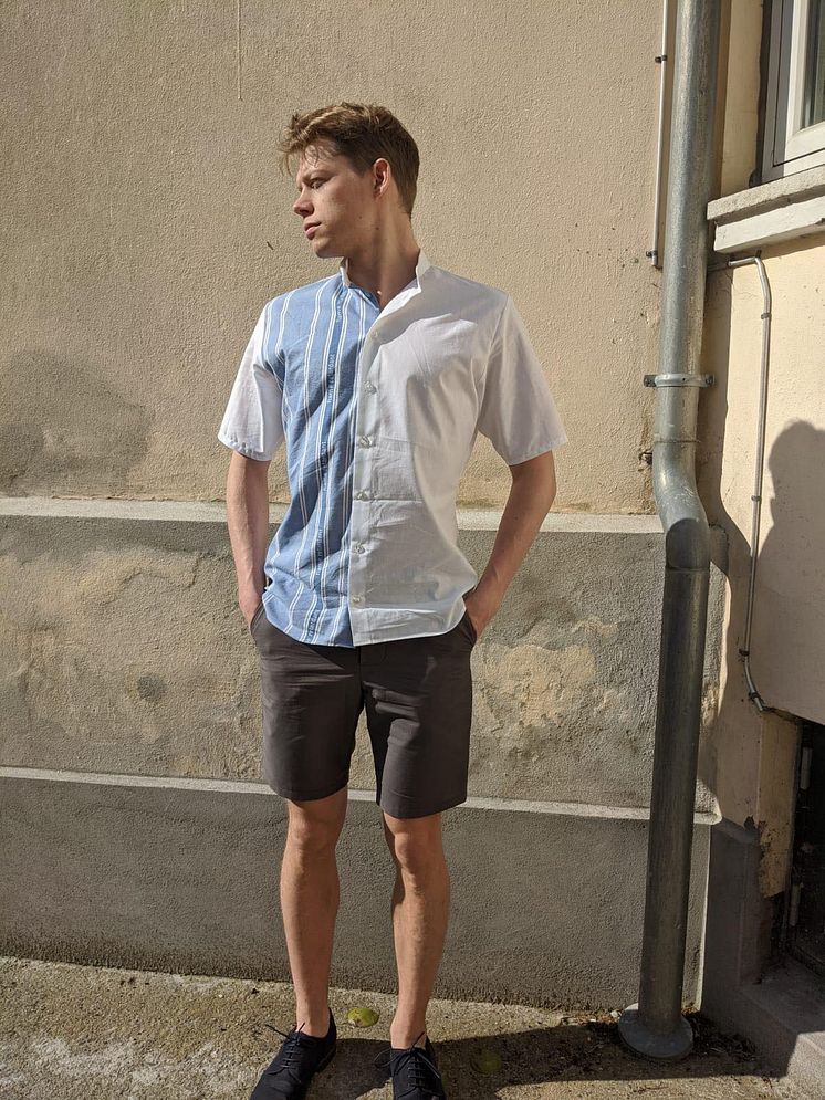 Model med HJELT-skjorte