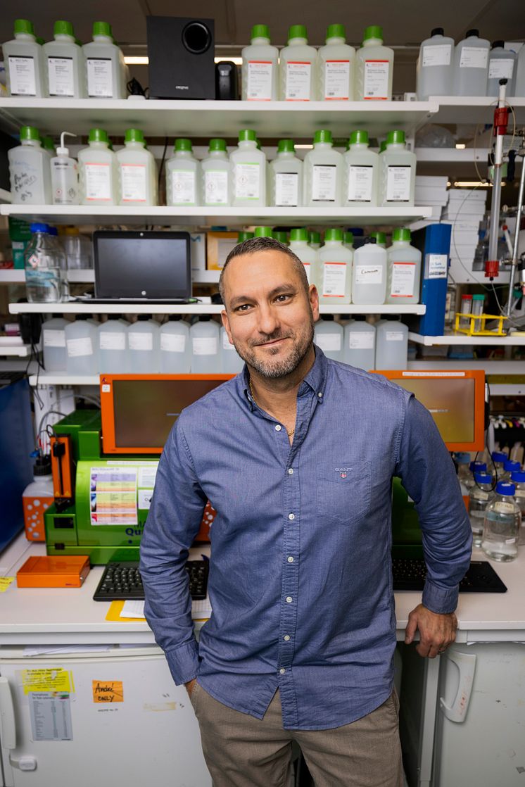 Professor Samir EL Andaloussi på sitt laboratorium vid Karolinska Institutet