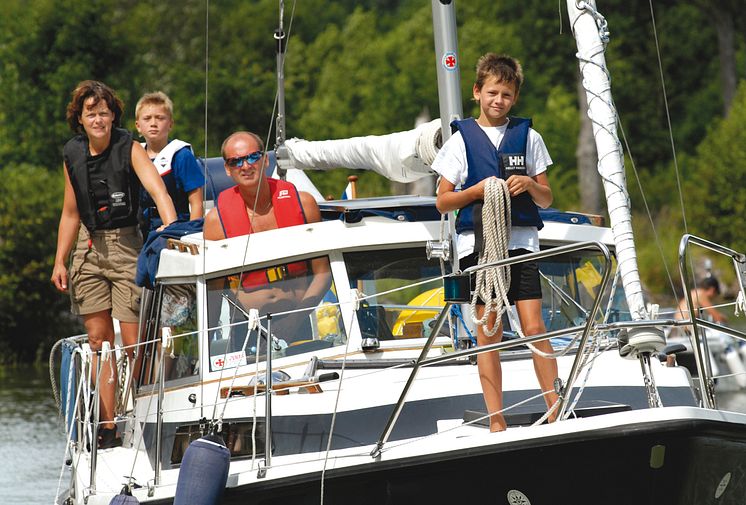 Pressbild - Göta kanal, familj med fritidsbåt