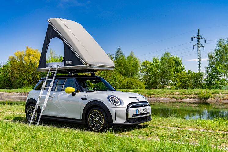 Hemestra i naturen med MINI: elektrifierade campingbilar med taktält