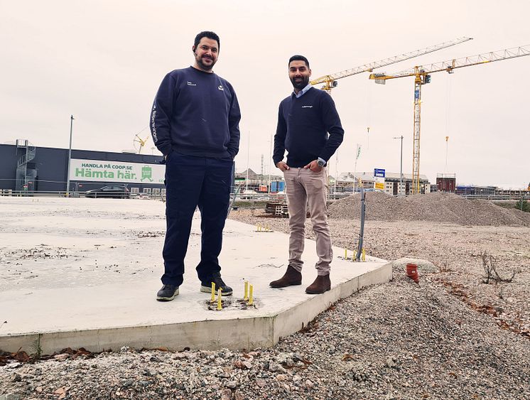 Stationschef Salaheddin Chatty och regionchef Manpreet Bajaj vid Bilprovningen Örebro-Ladugårdsängen.jpeg