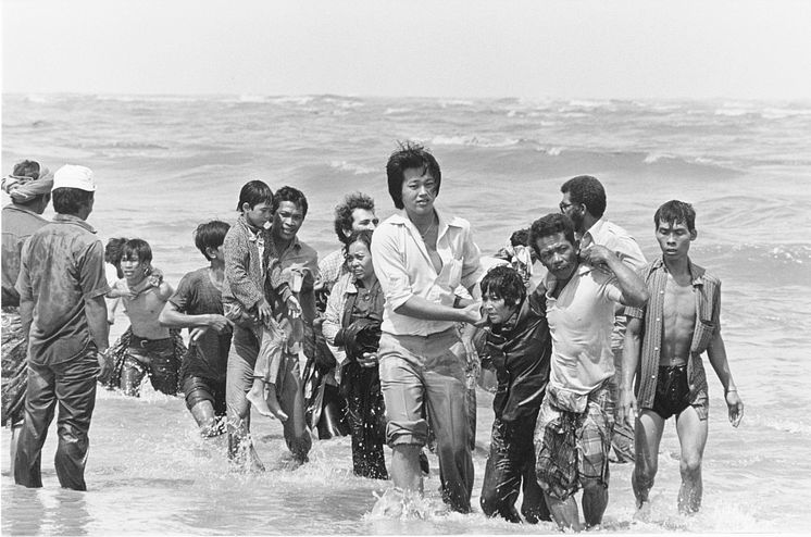 Vietnamesiska flyktingar tar sig upp på strand