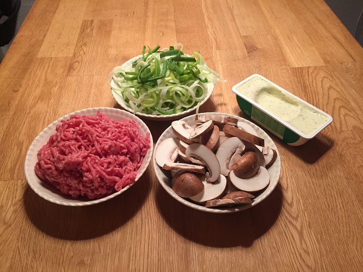 Ingredienser til tysk porresuppe med ost og hakket kød