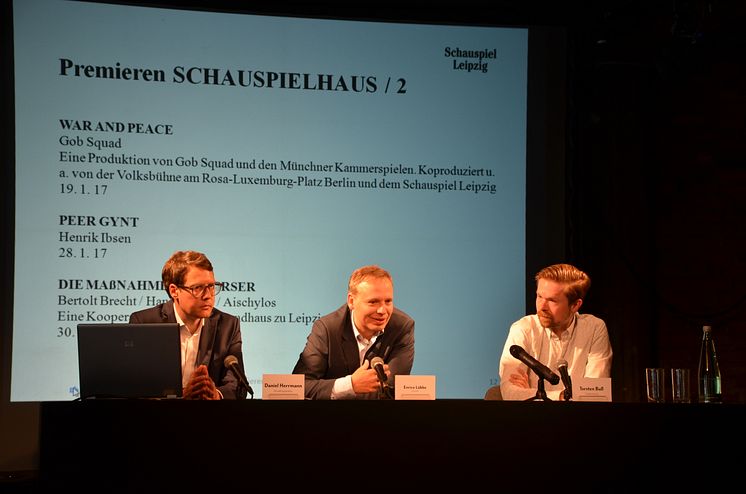 Enrico Lübbe (Mitte) stellt die Premieren der Spielzeit 2016/17 vor
