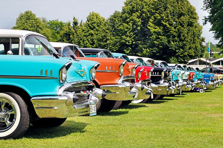 På Nostalgia Festival står de kromglänsande bilarna uppradade i Brunnsparken