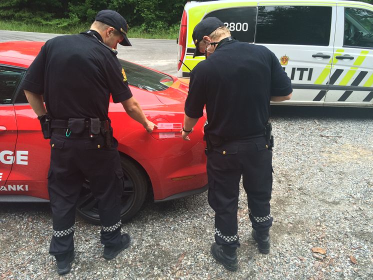 Knut og Henrik satte verdensrekord med sportsbilikonet Ford Mustang. Her i Kragerø kommune etter at tanken var gått tom.