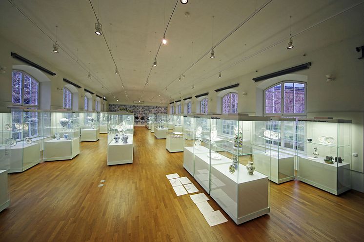 Blick in die Ausstellung "DELFT PORCELAIN. Europäische Fayencen" 