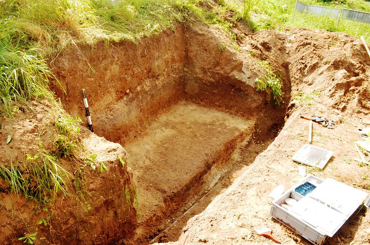 Erstaunlich gut erhaltener Fund: Archäologen haben das Grab aus der Bronzezeit nahe der Bahnlinie Regensburg-Ingolstadt und einer Straßentrasse bei Ilmendorf geborgen.