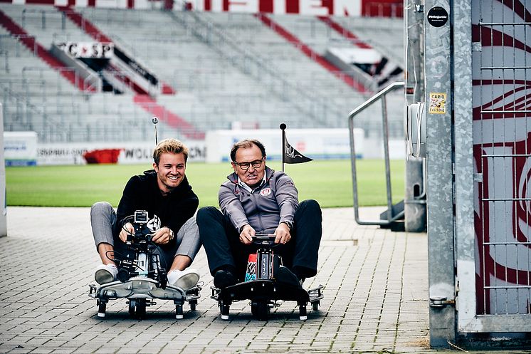 Nico Rosberg & Ewald Lienen beim ersten sozialen E-Kartrennen im Millerntor