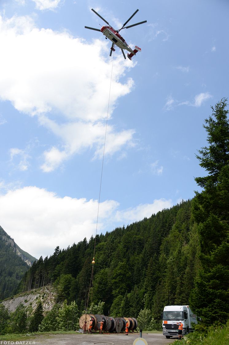 Foto: In Summe sieben Kabeltrommeln transportierte der Transporthubschrauber zur Taubensteiner Bergstation