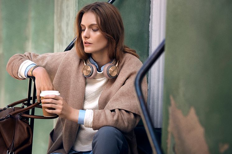 BeoPlay H8 available in Gray Hazel and Argilla Bright colors