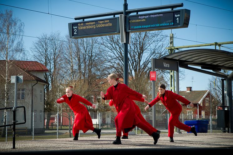 Kompani Catapult dansar på stationen i Vara.