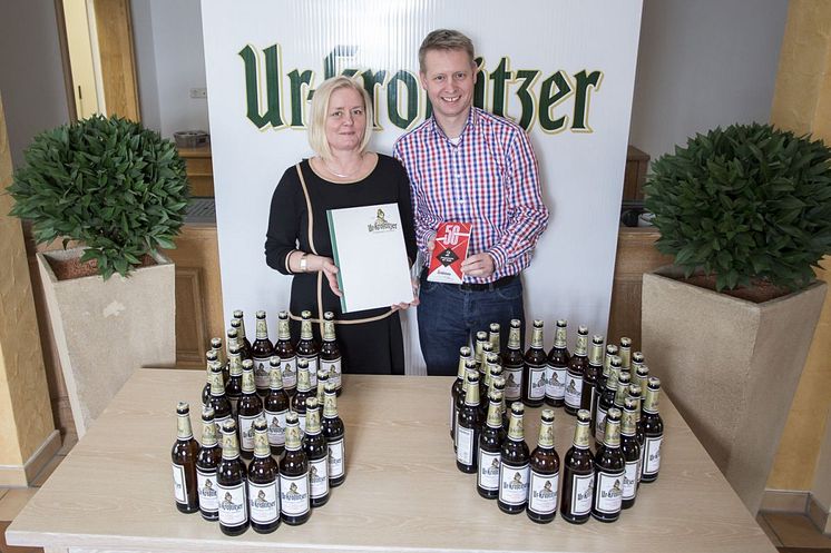 Geschäftsführerin der academixer Dörte Waurick und Betriebsleiter der Krostitzer Brauerei Sascha Marre feiern das Jubiläum