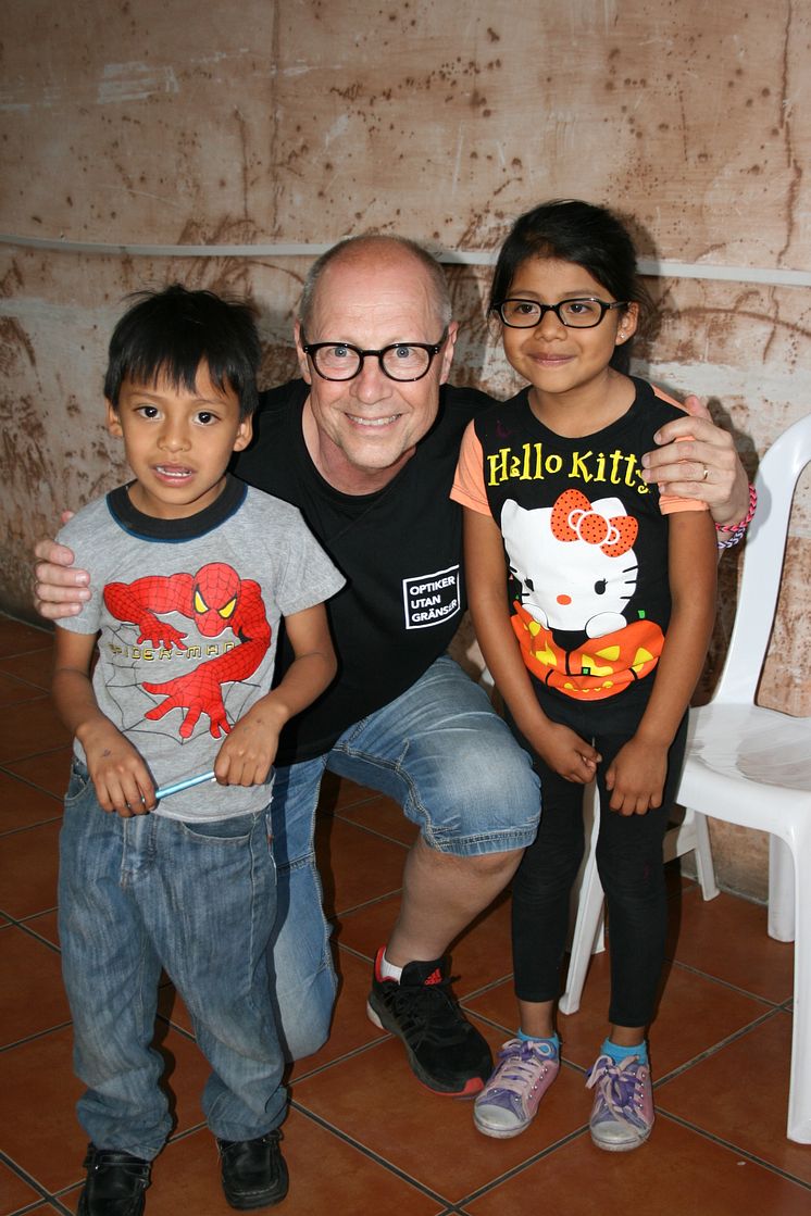 Lars-Erik Jonsson med två glada barn - Optiker utan gränser 2015.