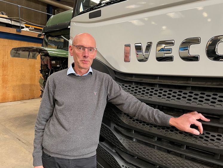 Bilde 2 – Michael Bache, direktør i Bache AS, med IVECO-bil