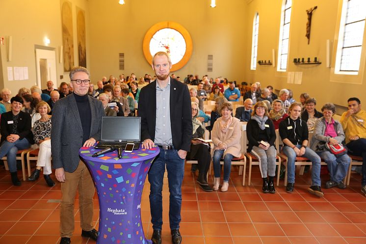 Thementag: Pfarrer Maik Dietrich-Gibhardt und Diakon Björn Keding (von links) bei der Begrüßung in der Hephata-Kirche.