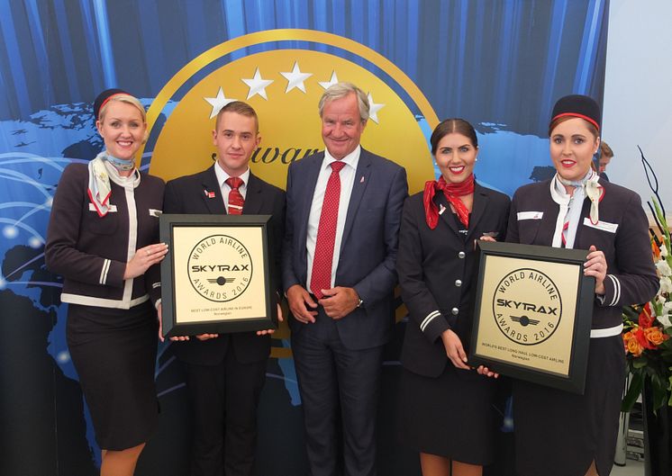 Norwegains VD Bjørn Kjos tillsammans med crew på SkyTrax World Airline Awards 12 juli 2016