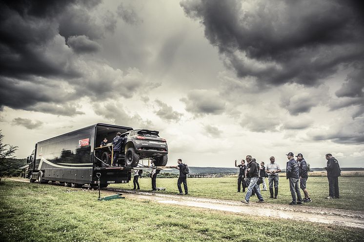 Tohjulstræk og 800 Nm i Peugeots Dakar racer