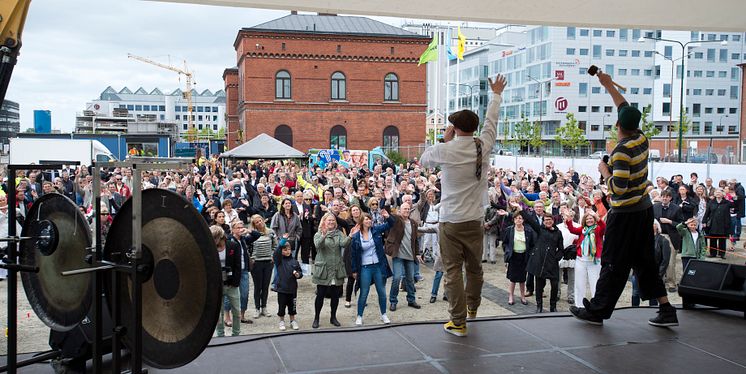 Många Malmöbor deltog i första spadtaget av Malmö kongress, konsert och hotell