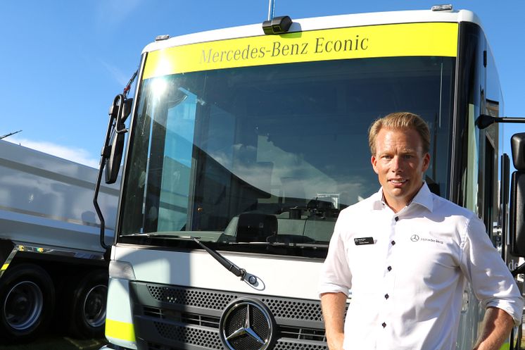 Technology is making huge strides right now at Mercedes-Benz. Here we see the company’s Swedish sales manager Mattias Nilsson together with a photo of the electric-powered Mercedes-Benz Urban eTruck.