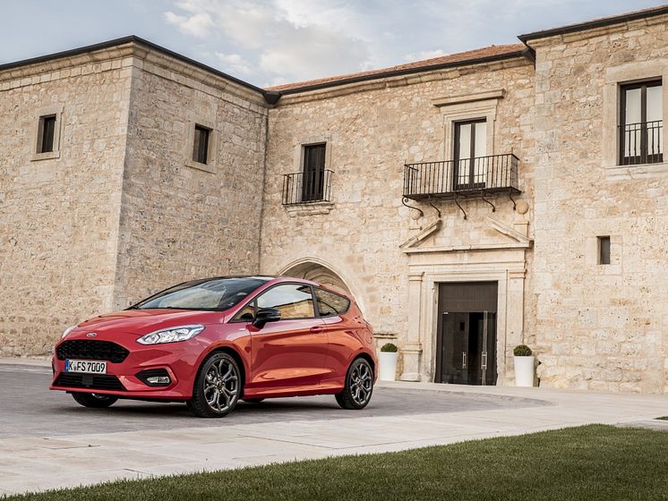 2017_Ford_Fiesta_ST-Line_Race_Red_033