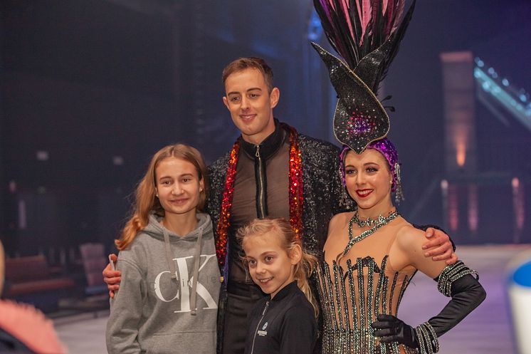 ACADEMY Talent Leony Hinz mit HOLIDAY ON ICE Skatern bei den finalen SHOWTIME Proben in Antwerpen