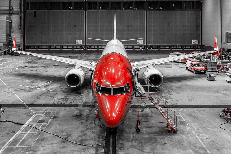 Norwegian 737-800 in hangar