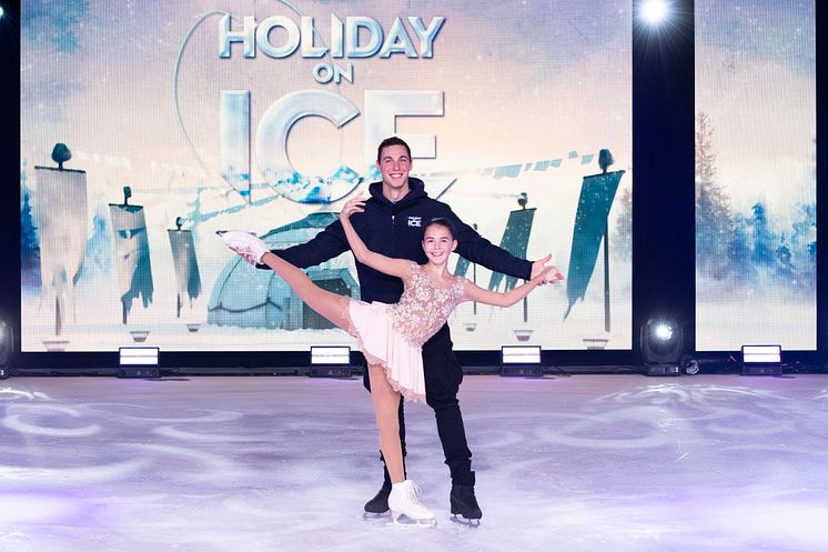 Hamburger Nachwuchstalent Carolina Raabe mit HOLIDAY ON ICE ACADEMY Coach Bruno Massot