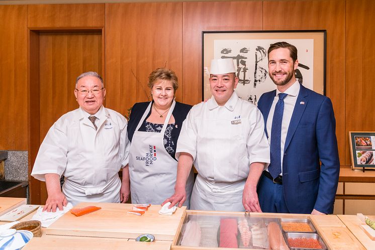 Statsminister Erna Solberg lager laksesushi i Japan