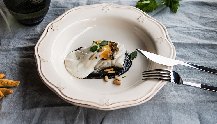 Tapa de Skrei con tinta de calamar y crema de bacalao 