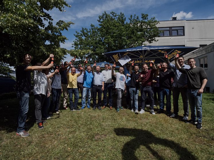 Die Karlsberg-Mitarbeiter feiern ihren Erfolg beim Meininger’s International Craft Beer Award bei einem Fest am Brauerei-Standort. Foto: Karlsberg/ Stephan Bonaventura