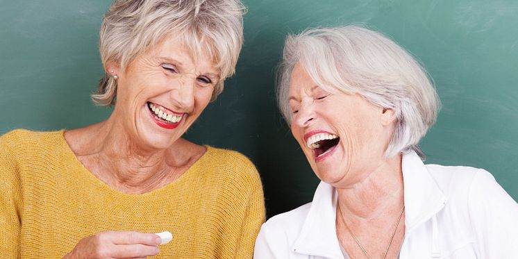 Seniorer skrattar webb