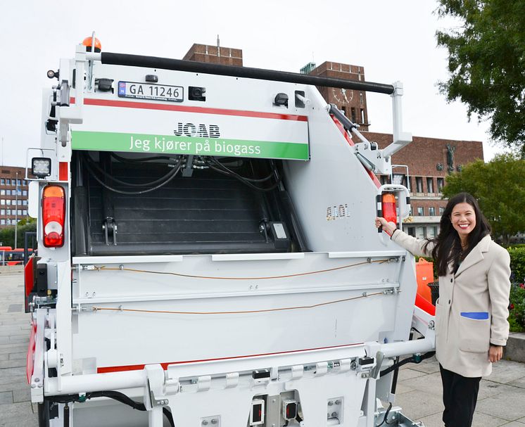 Lan Marie Nguyen Berg på baksiden av den nye avfallsbilen.