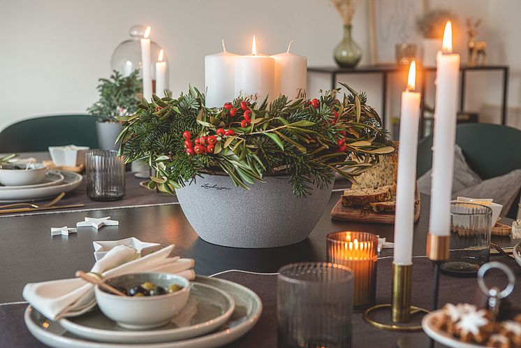 Weihnachtsdekoration mit lebendigem Grün