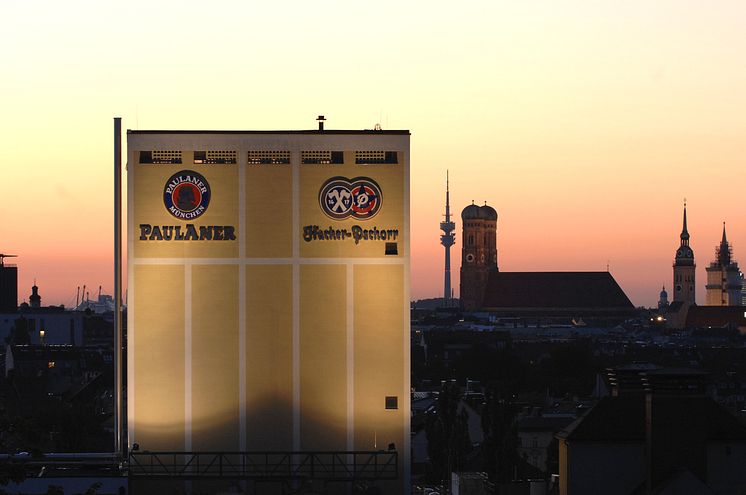 Paulaner Brauerei in der Abenddämmerung