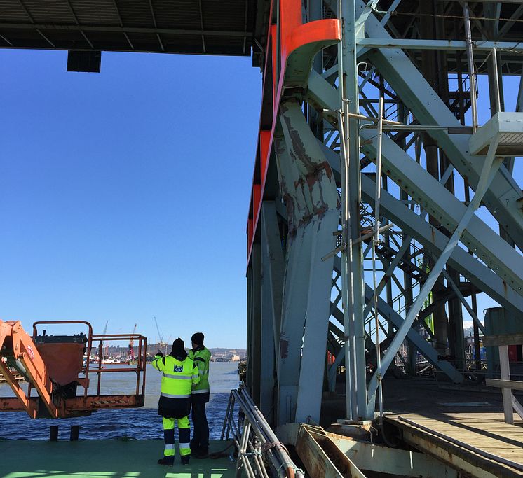 Skadat påseglingsskydd på Götälvbron 